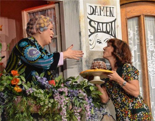 Zwei Quadratratschn in Hochform: Gugl (Burgi Schaber, rechts) und Hupf (Tanja Rüb) tauschen die neuesten Gerüchte aus.Foto sieberath