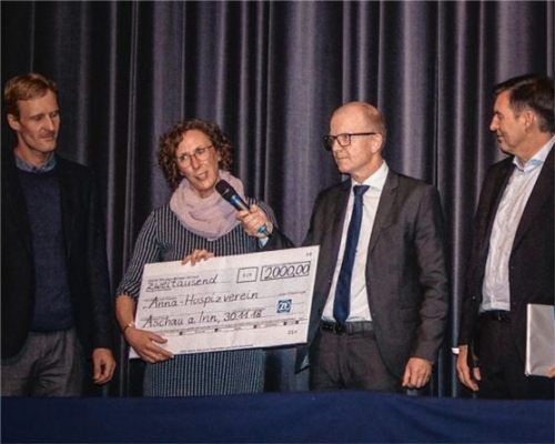 2000 Euro – so hoch ist die Spende, die die ZF TRW Aschau an den Anna Hospizverein übergibt.Foto re