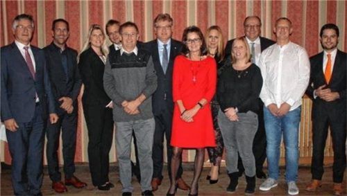 260 Arbeitsjahre bringen die geehrten Netzsch-Mitarbeiter im Unternehmen zusammen. Unser Bild zeigt sie mit der Geschäftsführung und den Gesellschaftern.Foto re