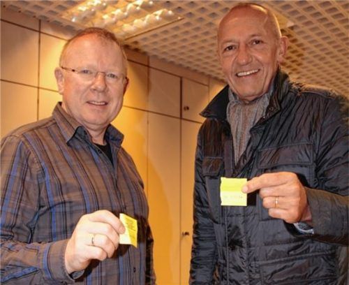 300 Euro Stadtgeld gibt es gegen die Losnummern von Werner (links) und Ulli Maier.Foto kla