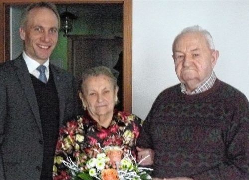 60 Jahre ein Paar: Elisabeth (80) und Johann (85) Tyurovschi feierten diamantene Hochzeit. Auch Bürgermeister Robert Pötzsch war unter den Gratulanten.Foto  kme