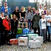 Realschüler packen Weihnachtsgeschenke