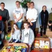 Realschüler decken eine Weihnachts-„Tafel“