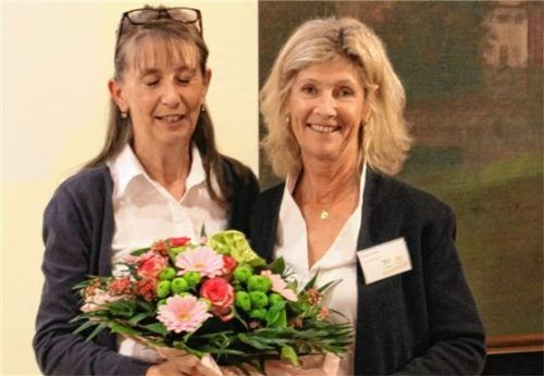 Ab in den Ruhestand: KJR-Vorsitzende Erika Spohn (links) überreicht der langjährigen Geschäftsführerin Renate Fischer einen Blumenstrauß.Foto  re