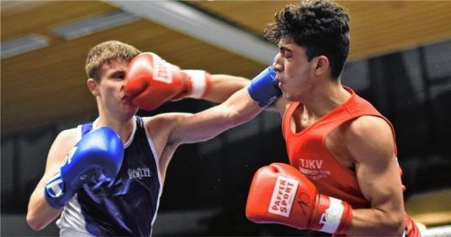 Abasi Omid (rechts, TJKV Augsburg) hatte zu Beginn gegen Oleksand Badanin (SG Nürnberg 04) sichtliche Probleme, setzte sich dann aber durch. Fotos  Ziegler