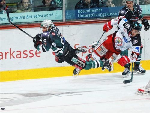 Abgehoben sind hier Starbulls-Stürmer Michael Baindl und der Landshuter Maximilian Forster.Foto Butzhammer