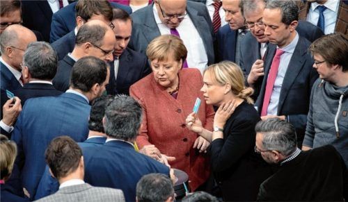 Abstimmung im Bundestag: Bundeskanzlerin Angela Merkel (CDU) gibt ihre Stimmkarte ab. Foto dpa