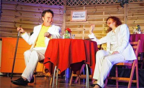Ach wie ist das heiter: Jörg Herwegh als George Schafgerber und Elisabeth Rass als Miss Poirot. Foto Weithofer