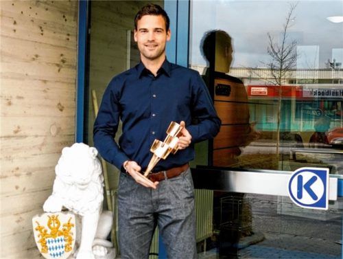 Alexander Platsch mit dem „Gedankenblitz“, dem Kulturpreis Bayern, mit dem er so wie 37 weitere Künstler und Wissenschaftler heuer ausgezeichnet wurde.Foto  vk