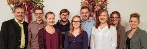 Aller Ehren wert: Unser Bild zeigt (von links) Bürgermeister Jakob Bichlmaier, Andreas Schauer, Michaela Bernhart, Jonas Irl, Marina Fortenbacher, Thomas Otterstein, Helena Galneder, Felicia Wastlhuber, Petra Fellermayr.Foto msc