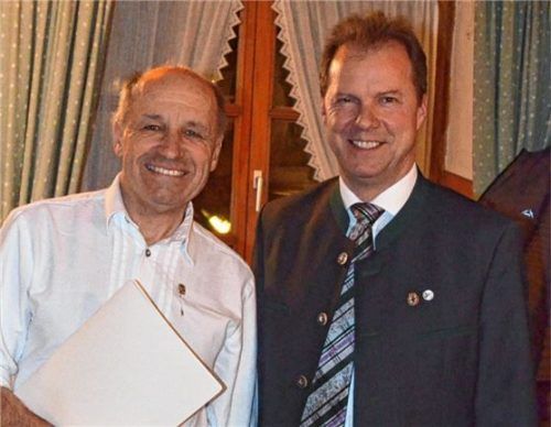 Alois Hundhammer ehrt Josef Sedlbauer (links) für 50-jährige Mitgliedschaft in der „Lyra Lohholz“.Foto sel