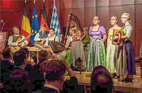 Alpenländische Lieder sangen und spielten die „Huber Diandln“ (von rechts) Irmengard, Marlies und Irmengard Huber und das „Wössner Erntedank Ensemble“ Sigi Meier, Cornelia Schlegel, Antonia Kreppert, Sepp Linhuber und Otto Dufter (verdeckt und nicht sichtbar Vitus Mittermaier) an einem Adventsabend in Brüssel. Foto  FKPH