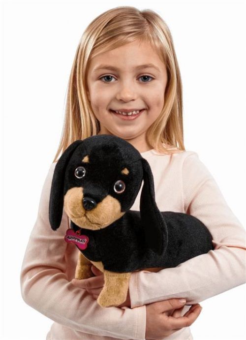 Als bester Freund des Kindes hat der kleine Plüschdackel immer ein offenes Ohr und ist jederzeit zum Kuscheln aufgelegt. Foto djd