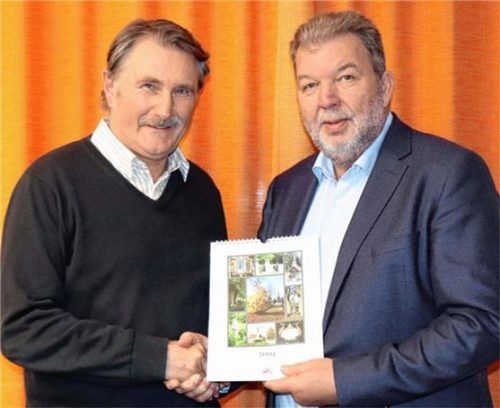 Als Dank für die Unterstützung des Kulturkreises durch die Marktgemeinde überreichte Vorstand Reinhard Gruber den Jahreskalender an Bürgermeister Herbert Heiml (links) für den Bauhof.Foto rgr