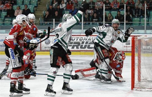 Am 30. September in Regensburg: Die Starbulls-Spieler Vitezslav Bilek und Dominik Daxlberger bejubeln einen Treffer beim 4:3-Sieg gegen die Eisbären. Am Sonntag findet das Spitzenspiel der beiden punktgleichen Tabellenführer in Rosenheim statt. Foto  Nickl