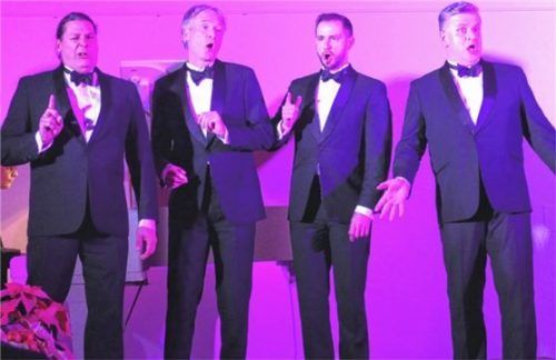 Am Ende sang „Cantosonor“ beschwingt ein „Swinging-Christmas“-Potpourri. Foto Janka