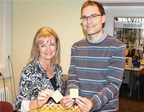 Andrea Schmieder und Sven Reinkl brachten gestern zwei Lesern der Waldkraiburger Nachrichten Glück.Foto  hg