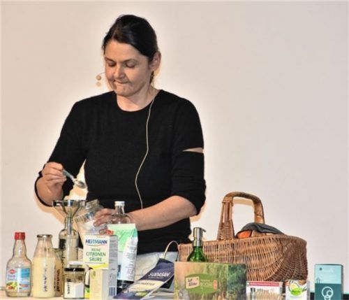 Anneliese Bunk mischt einen Badreiniger zusammen. Foto ps