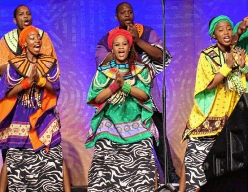 Auch optisch ein Höhepunkt: Einige Sänger des „Soweto Gospel Choirs“ in ihren traditionell farbenfrohen Gewändern. Foto Heise
