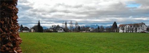Auf dieser Grünfläche entstehen bis zu 90 Wohneinheiten. Außerdem wird das Seniorenheim erweitert und eine Kindertagesstätte eingerichtet. Foto Schlecker