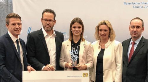 Ausgezeichnetes Projekt: Die Vertreter der Industriegemeinschaft Waldkraiburg-Aschau, Markus Kep (von links), MEDI Kabel, Christoph Rauschenbusch, Bayern-Chemie, Laura Holzner, Gummiwerk KRAIBURG, nahmen den Preis von Arbeitsministerin Kerstin Schreier und Wirtschaftsminister Hubert Aiwanger entgegen. Foto  re