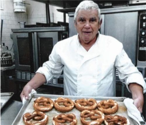 Bayerische Backkunst an der Pazifikküste: So gingen beispielsweise die Brezen des Rohrdorfer Bäckers Werner Sommer bei den einheimischen US-Amerikanern weg wie warme Semmeln.