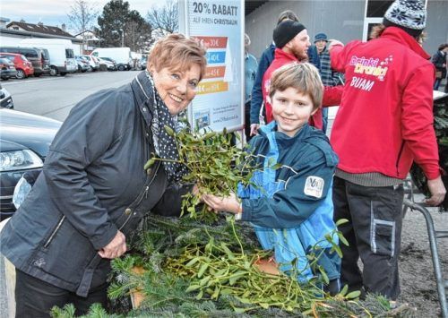 Beherzt zugreifen durfte man auf dem OVB-Weihnachtsmarkt. Der elfjährige Andreas verkaufte Mistelzweige. „Eine schöne Weihnachtsdeko“, freute sich Marita Simma.