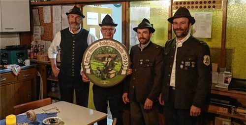 Bei der Übergabe (von links): Schützenmeister Reinhold Bichlmeyer, Gewinner Georg Huber, Stifter Herbert und Martin Brenner.