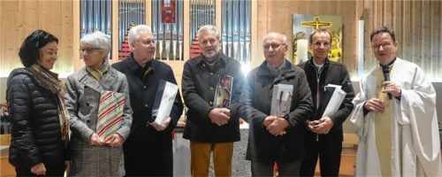 Bei der Verabschiedung: Verwaltungsleiterin Ursula Haberkorn (von links), Evelyn Ziegler, Gerhard Duschl, Konrad Biechl, Georg Schilp und Uli Krapf sowie Pfarrer Maurus Scheurenbrand.Foto Franke