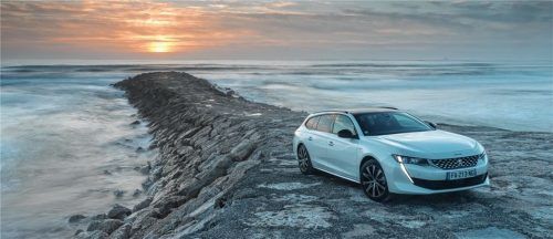 Bereits in der Standardausstattung Active ist der neue PEUGEOT 508 SW mit zahlreichen modernsten Fahrerassistenzsystemen ausgestattet. Das in der Version Allure und GT optionale Nachtsicht-System Night Vision stellt die Straßensituation bei Nacht im Kombiinstrument dar. Hindernisse sieht der Fahrer hierdurch als Bewegtbild im Display des Kombiinstruments und kann so rechtzeitig reagieren – ein System, das bislang nur in höheren Segmenten zu finden war.