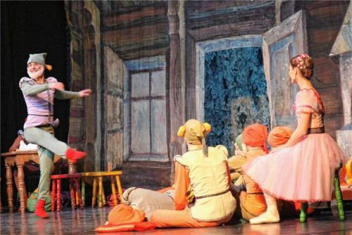 Besonders die Zwerge belustigten das Publikum im Haus der Kultur in Waldkraiburg. Auch in ihrer Tolpatschigkeit zeigten die Tänzerinnen und Tänzer des Moldavischen Nationalballetts ihre Professionalität.Foto ahn