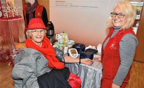 Bitte einmal messen: Am Stand der Apotheken konnten sich die Besucher der Seniorenmesse den Blutdruck messen lassen. Diese Besucherin, die ihren Namen nicht in der Zeitung lesen möchte, nutzte das Angebot gerne.
