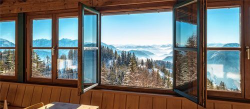 Blick aus dem Brünnsteinhaus auf die Zentralalpen. „Ein echter Traumarbeitsplatz“, sagen auch die Pächter Yvonne und Sepp Tremml.Fotos thomae