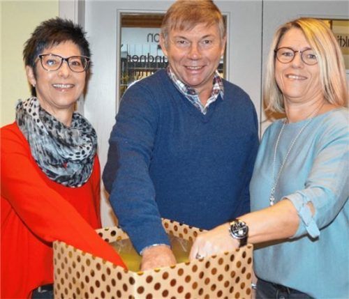Brachten den Leserinnen und Lesern der Heimatzeitung Glück (von links): Cornelia Matthes, Josef Huber und Alexandra Schneider.Foto  hg