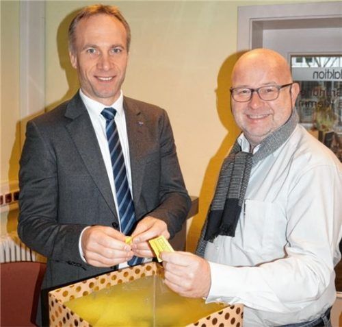 Brachten gestern drei Loskäufern Glück: Bürgermeister Robert Pötzsch und Josef Sahlstorfer.Foto  hg