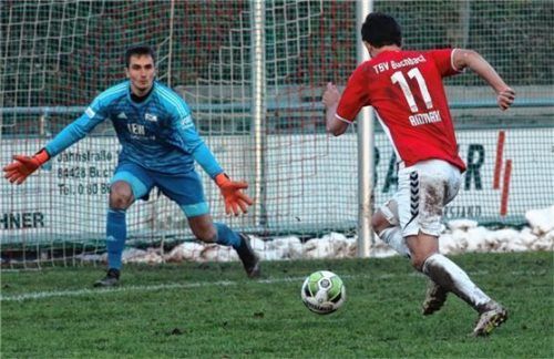 Buchbachs Sammy Ammari geht auf Memmingen-Torwart Martin Gruber zu, der abwehren kann, ehe Thomas Breu zum 1:0 einschießt.