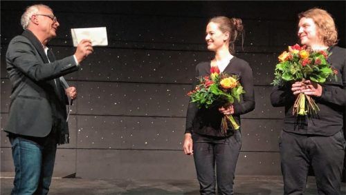 Christoph Maier-Gehring, Kulturreferent des Landkreises Rosenheim, zeichnete Michaela Weingartner und Franz-Xaver Zeller (von links) aus. Foto Theater Wasser