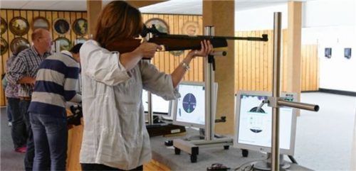 Conny Moser von den Kieferer Laiendancer zielte ganz genau. Foto hko