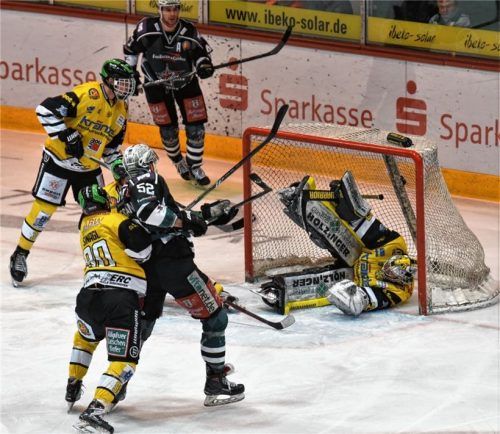 Das 2:0 für die Starbulls durch Matthias Bergmann: Der Puck hängt hinter der Eisenstange des Gehäuses fest. Fotos  Ziegler