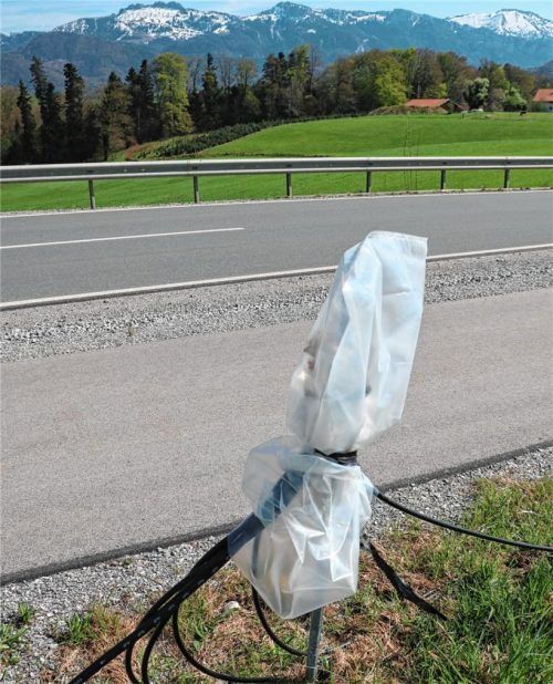 Das Wegkreuz samt umwickeltem Telefonkabel an der Staatsstraße 2093 zwischen Frasdorf und Wildenwart – im Hintergrund die Kampenwand – mutiert fast zur Attraktion. Manch Autofahrer verlangsamt und rätselt, ob dies Kunst ist. Fotos Rehberg
