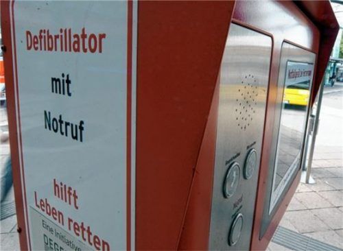 Defibrillatoren: 27 Standorte in 16 Landkreis-Kommunen sind derzeit auf einer Liste des BRK-Kreisverbands im Netz einzusehen.Foto  dpa