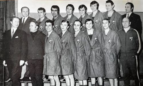 Der BC Bavaria Rosenheim wurde 1970 deutscher Vizemannschaftsmeister und boxte anschließend in der Bundesliga. Auf dem Bild oben von links: Schriftführer Fritz Graf, August Dangl, Hikmet Coskunoglu, Stefan Vachal, Roman Dolinski, Otto Steigenberger, Theo Bichler, Erster Vorsitzender Alfons Döser. Vorne von links: Zweiter Vorsitzender Herbert Kohlberger, Heinz Radecker, Helmut Kramer, Josef Feuerer, Wastl Feuerer, Georg Weber, Werner Maier und Trainer Gerd Ossenfort. Es fehlten Lagno und Anton Habermayer. Foto  Komar