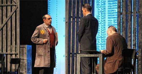 Der ehemalige Direktor, Abraham Bankier (Dimitri Tellis, links), trägt mit Erfahrung und Intelligenz zum Gelingen nicht nur der Firmensanierung, sondern vor allem des Rettungsunternehmens von Oskar Schindler (Stefan Bockelmann, Mitte) bei.Foto Hoffmann