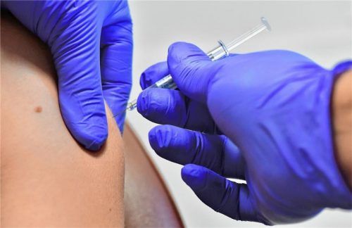 Der Grippeimpfstoff wird knapp. Aber Impfgegner haben massive Zweifel am Sinn der Maßnahme. Foto dpa