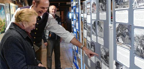 Der Initiator der Ausstellung „Die Kohlstatt“, Ortschronist Martin Hainzl, zeigt einer Besucherin ein Detail, das beide zu amüsieren scheint.Fotos Hoffmann