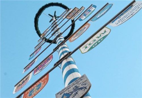 Der Maibaum steht seit zweieinhalb Jahren: Nach einer Prüfung stellt sich die Frage: Wie lange noch?Foto  hg