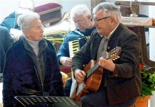 Der Moosbauer Zwoagsang: Trautschi Schmidt mit Englbert Kölbl Foto fis