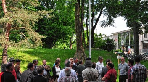 Der Neugestaltung im Weg:  „Ehe der Bunker nicht eingeebnet ist, kann nicht an eine Neugestaltung herangegangen werden“, stand vor 50 Jahren in der Zeitung. Das Bild aus dem Jahr 2014 zeigt einen Besuch vor Ort, als der Stadtrat beschlossen hatte, einige der Bäume zu fällen und den Bunker zu schleifen.Foto Bi