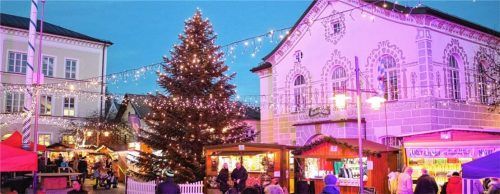 Der prächtige Baum vor dem alten Rathaus und die vielen Lichterketten sorgten wieder für eine stimmungsvolle Atmosphäre.