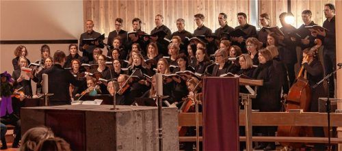 Der Projektchor der Stadtsingschule stimmte zusammen mit dem Kammerorchester auf Weihnachten ein.Foto re